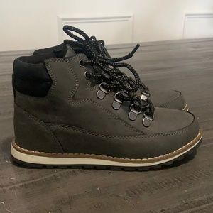 Children’s Place Boys Boots, Dark Grey, Size 1.